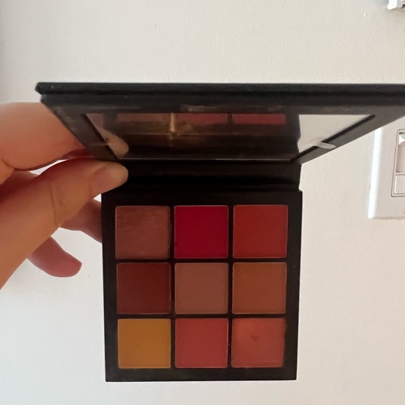 Huda Beauty Coral Obsessions eyeshadow palette - Picture 2 of 3